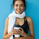 Deportista con su té para activarse antes de hacer ejercicio