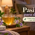 Taza de infusión de pasiflora con flores de pasiflora en un ambiente nocturno relajante