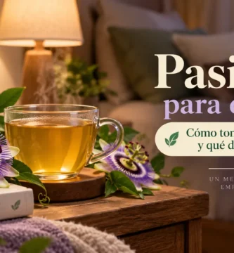 Taza de infusión de pasiflora con flores de pasiflora en un ambiente nocturno relajante